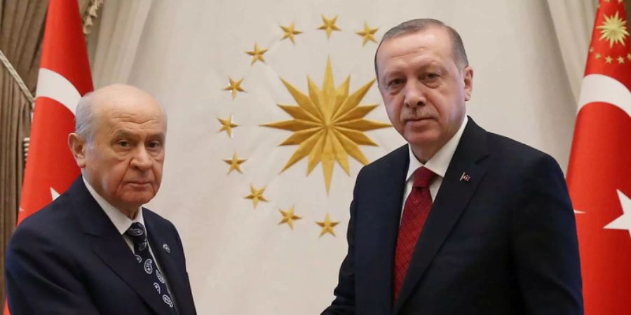 Der türkische Staatspräsident Recep Tayyip Erdogan hat mit dem Vorsitzenden der ultranationalistischen MHP Devlet Bahceli über die Möglichkeit vorgezogener Wahlen gesprochen.