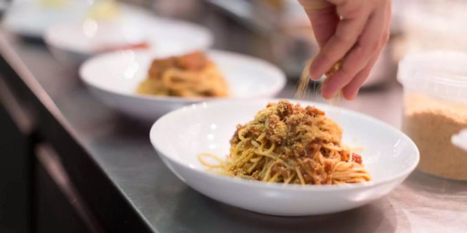 Ein Mensch kocht Spaghetti. (Symbolbild) kochen