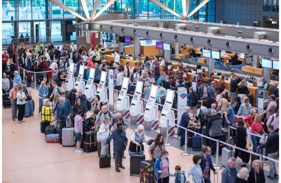 Der Flughafen hat seinen Flugbetrieb am Montagmorgen wieder aufgenommen.