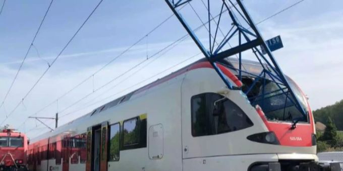 Schinznach-Bad AG - Kran kracht in Frontscheibe eines SBB-Zuges