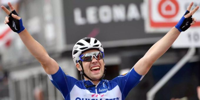 Maximilian Schachmann jubelt nach der 18. Etappe des Giro d'Italia. Maximilian Schachmann jubelt nach der 18. Etappe des Giro d'Italia.