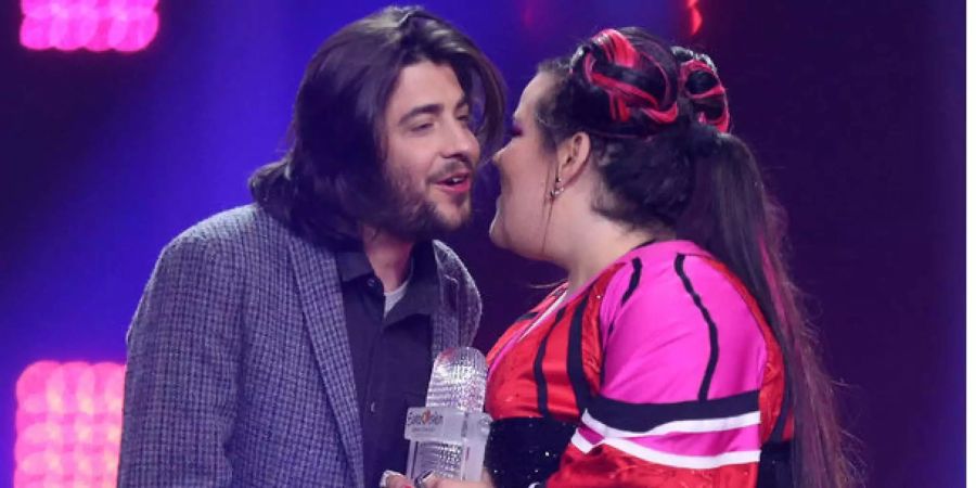 Es sieht nur nett aus: Salvador Sobral gratuliert Netta mit einem Küsschen zum Sieg.