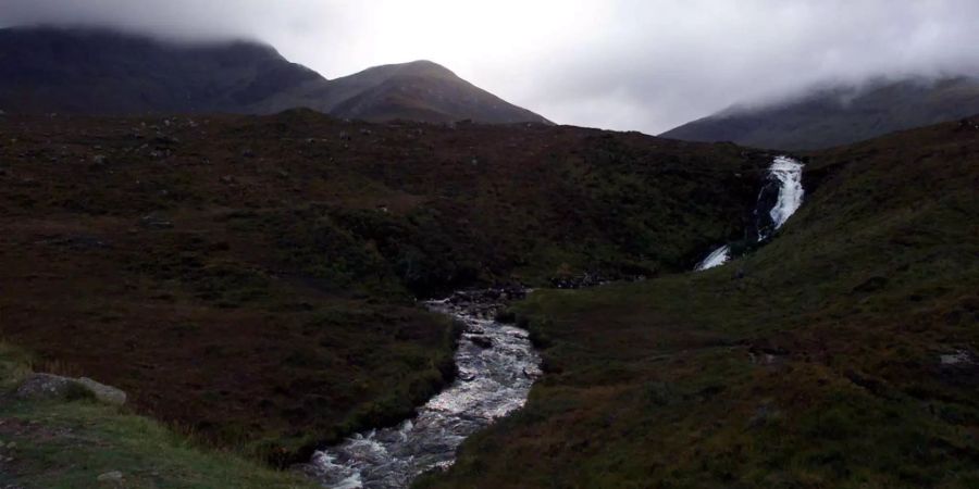 Forscher der Universität Edinburgh haben auf der Isle of Skye riesige Dinosaurier-Fussabdrücke gefunden.