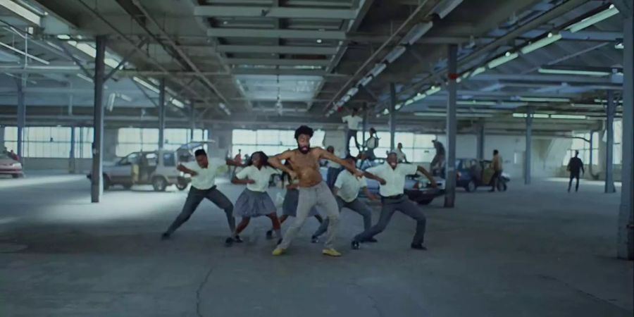 Vordergrund vs. Hintergrund - Childish Gambino (aka Donald Glover) in seinem Musikvideo zu This is America