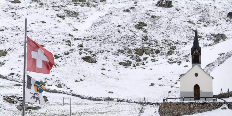 Verschneite Landschaft am Fluelapass oberhalb Davos am Dienstag, 13. Mai 2014.