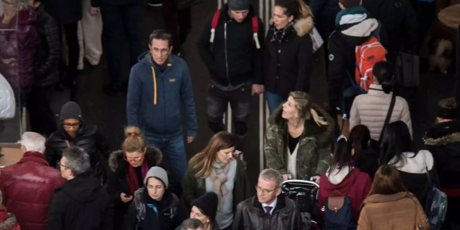 Am Bahnhof Bern brauchte es heute Morgen viel Geduld: Viele Züge fielen aus oder hatten Verspätungen.