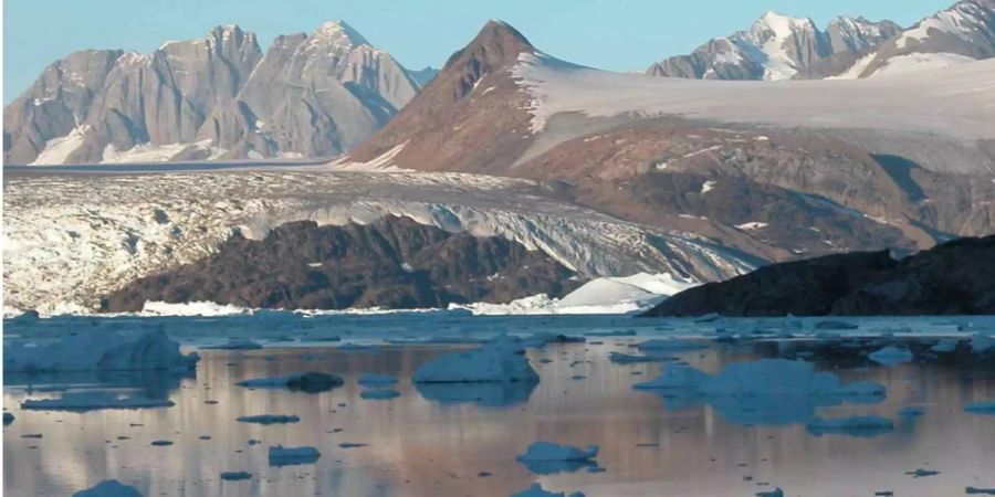 Die schmelzenden Eismassen halten wertvolle Rohstoffe verdeckt: Öl, Uran, Seltene Erden.