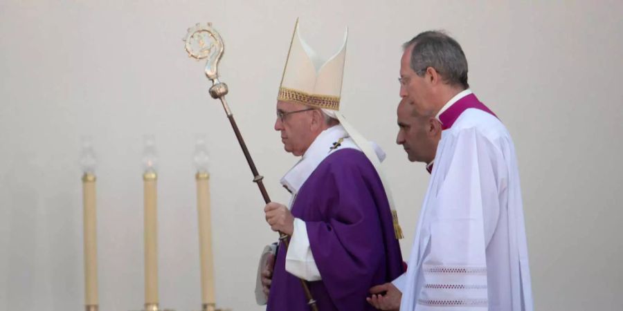 Papst Franziskus mit Ferula (Kreuzstab) und Mitra (Kopfbedeckung) in Mexiko.