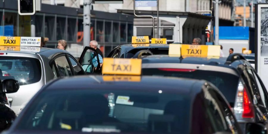 Verschiedene Taxis stehen in Zürich und warten auf Fahrgäste.