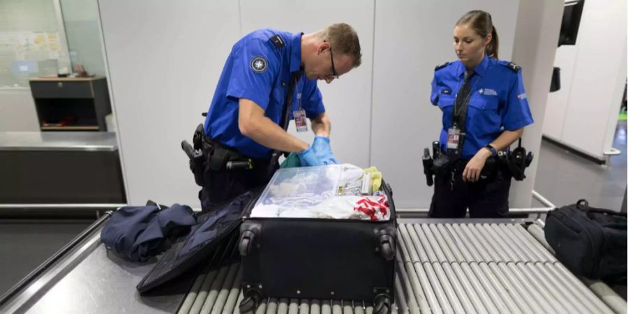 Der Engpass bei den Grenzkontrollen am Flughafen Zürich soll behoben werden.