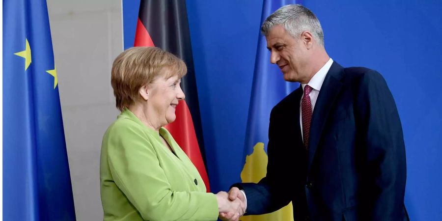 Kosovo bleibt ein unvollendeter Staat, obwohl die EU und die USA Milliarden Euro und ein Heer von Diplomaten, Soldaten sowie Experten aller Art geschickt hatten. Symptomatisch für die Lage ist der Rückzug der grössten und teuersten EU-Auslandsmission: Eulex war es nicht gelungen, demokratische Strukturen aufzubauen, Korruption und Kriminalität nachhaltig zu bekämpfen und Kriegsverbrechen aufzuarbeiten. Schlagzeilen machte diese «Rechtsstaatsmission» dagegen mit eigenen Korruptionsfällen.