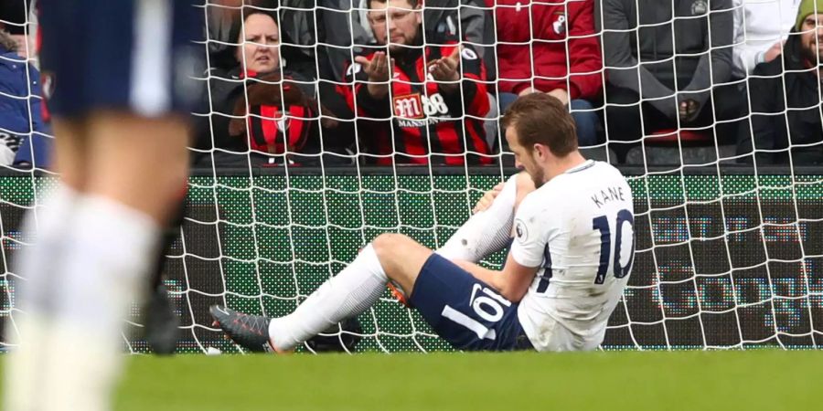 Tottenham Hotspur gewinnt das Spiel gegen Bournemouth mit 4:1 und klettert damit auf Rang drei. Doch der Sieg wird von der Knöchelverletzung von Harry Kane überschattet. Die Diagnose steht zwar noch aus, doch der Torgarant dürfte für längere Zeit ausfallen. Ganz England bangt nun: Je nach Diagnose könnte sogar seine WM-Teilnahme in Gefahr geraten.