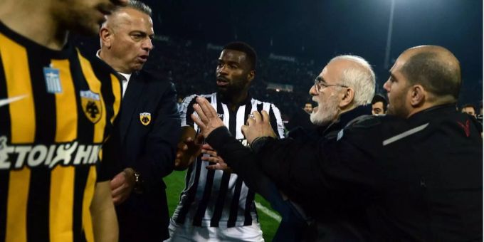 Iwan Savvidis, Präsident und Besitzer von Paok Saloniki dreht nach einer Schiri-Entscheidung komplett durch und bedroht Spieler und Manager des gegenerischen AEK Athen. Iwan Savvidis, Präsident und Besitzer von Paok Saloniki dreht nach einer Schiri-Entscheidung komplett durch und bedroht Spieler und Manager des gegenerischen AEK Athen.