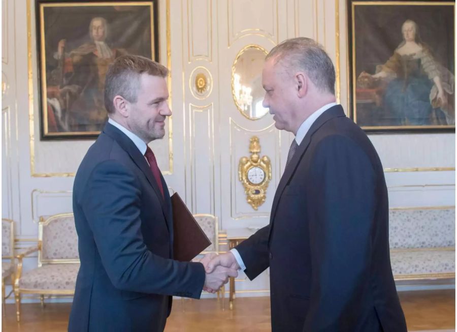 Der designierte slowakische Regierungschef Peter Pellegrini (l.) überreicht Präsident Andrej Kiska den zweiten Vorschlag seiner Ministerliste.