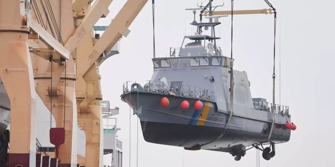 Ein Küstenschutzboot für Saudi-Arabien wird im Hafen auf ein Transportschiff verladen. Ungeachtet der Beteiligung Saudi-Arabiens am Jemen-Krieg hat die Bundesregierung die Lieferung von acht Patrouillenbooten an das Königreich genehmigt, dass kritisiert die Menschenrechtsorganisation Amnesty. Ein Küstenschutzboot für Saudi-Arabien wird im Hafen auf ein Transportschiff verladen. Ungeachtet der Beteiligung Saudi-Arabiens am Jemen-Krieg hat die Bundesregierung die Lieferung von acht Patrouillenbooten an das Königreich genehmigt, dass kritisiert die Menschenrechtsorganisation Amnesty.