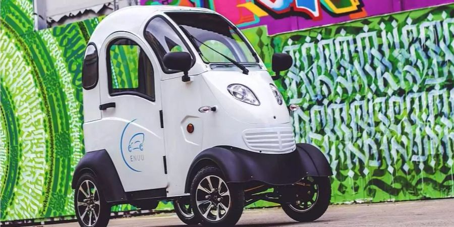 Das Mini-Auto von Enuu ist etwas breiter als ein Velo.