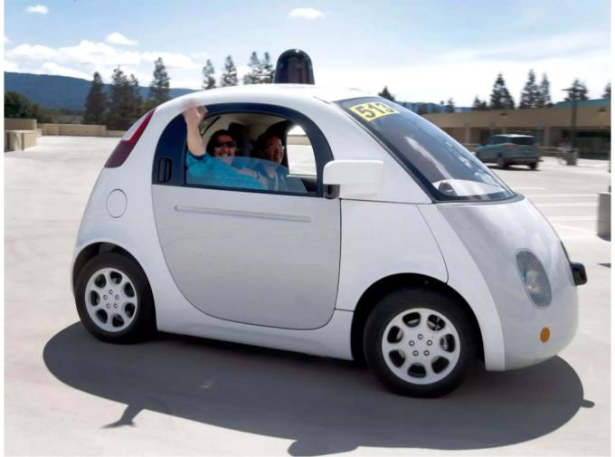 Das Google-Auto darf jetzt ohne Lenkrad in Kalifornien umherkurven. Das Google-Auto darf jetzt ohne Lenkrad in Kalifornien umherkurven.