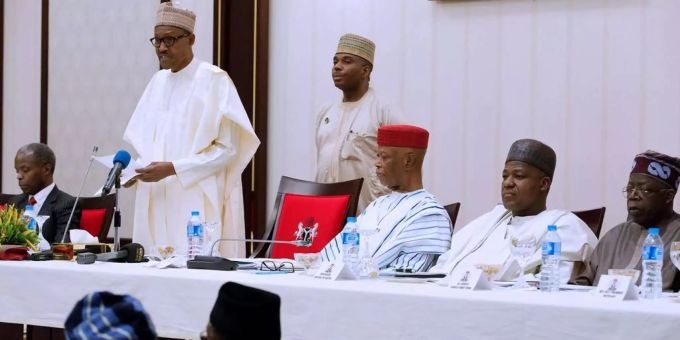 Präsident Muhammadu Buhari (links) vor Nigerias Parlament. Präsident Muhammadu Buhari (links) vor Nigerias Parlament.
