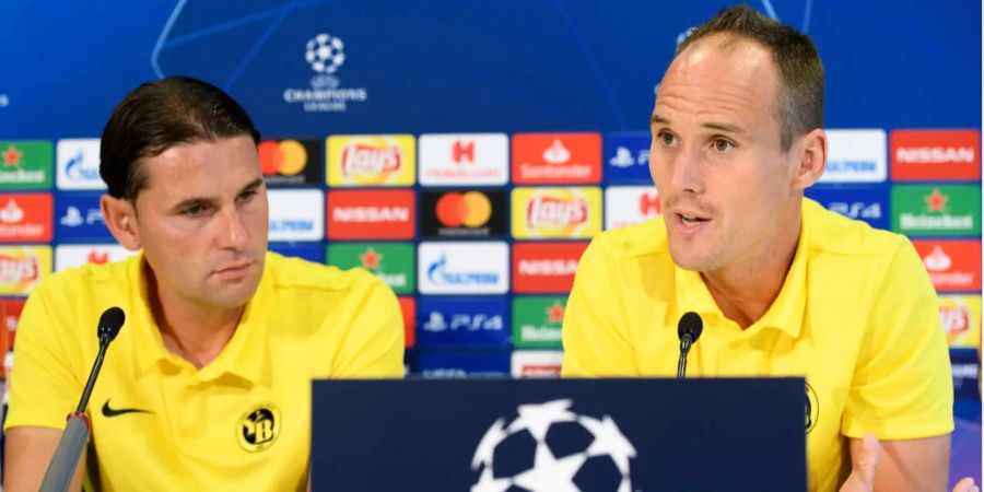 Captain Steve von Bergen und Trainer Gerardo Seoane an der Pressekonferenz einen Tag vor dem Spiel zwischen YB und Dinamo Zagreb.