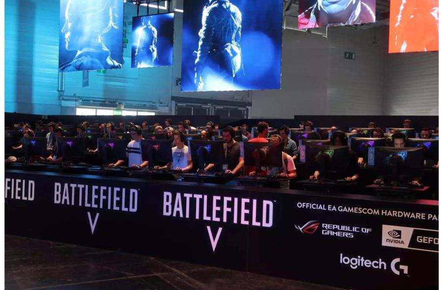 Mehrere Spieler an der Gamescom 2018 spielen Battlefield V.