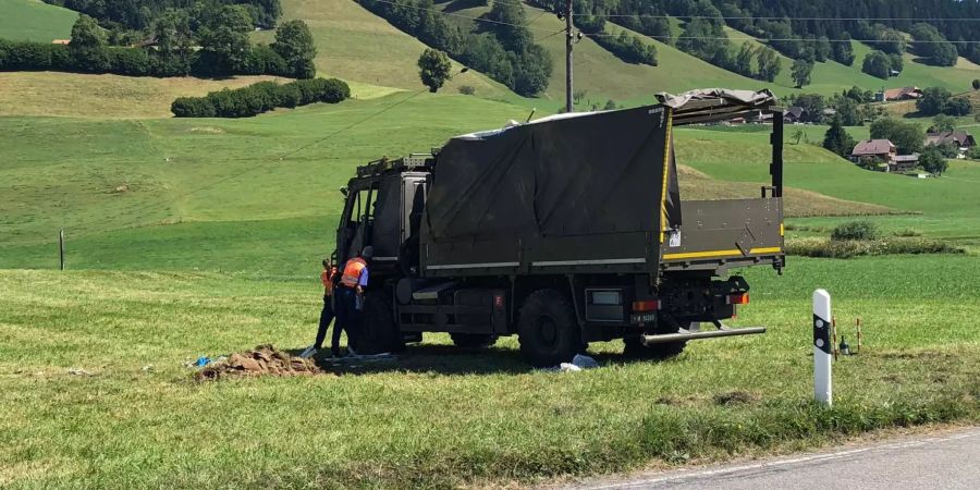 Der Lastwagen kam auf der Seite zu liegen, mittlerweile wurde er bereits wieder aufgestellt.