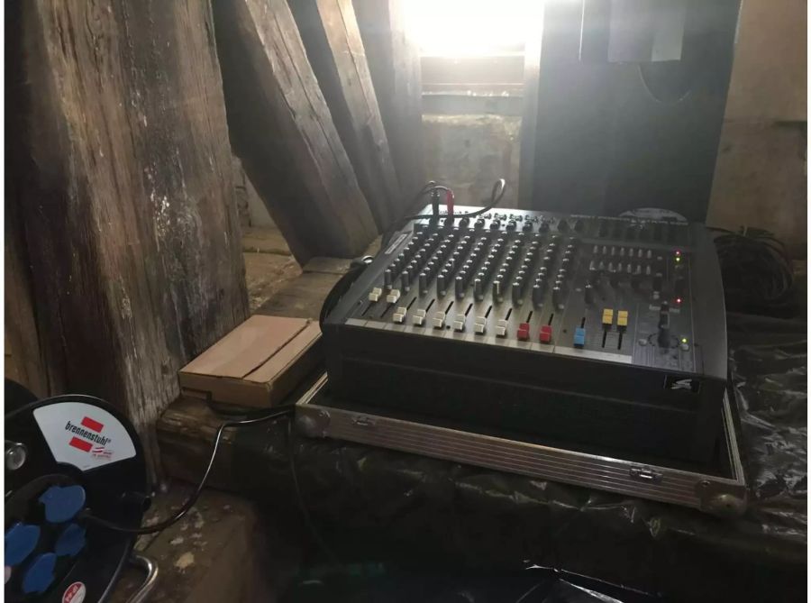 Im Kirchturm haben sie die Soundanlage installiert