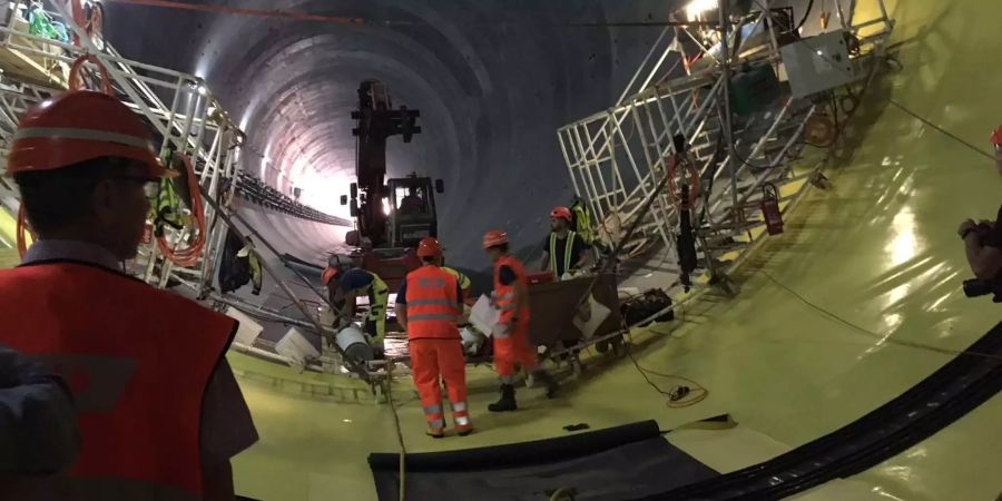 Die 3mm dicke Plastikfolie schützt den Tunnel vor Wasser