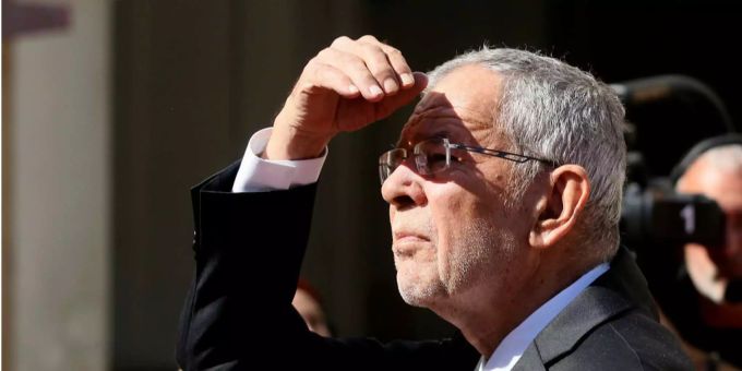 Der österreichische Bundespräsident Alexander Van der Bellen baute bei der zweiten Wahl seinen Vorsprung deutlich aus. Der österreichische Bundespräsident Alexander Van der Bellen baute bei der zweiten Wahl seinen Vorsprung deutlich aus.