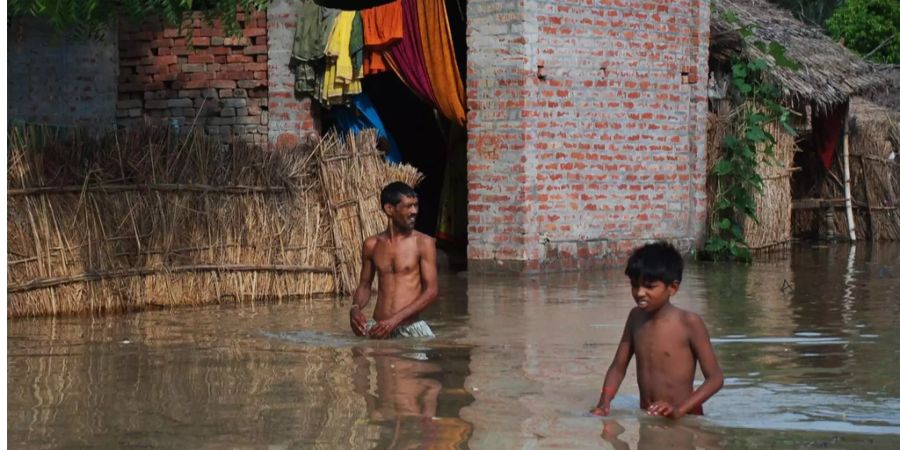 In Nepal und Indien sterben bei Überschwemmungen während der Monsunzeit jährlich hunderte Menschen.