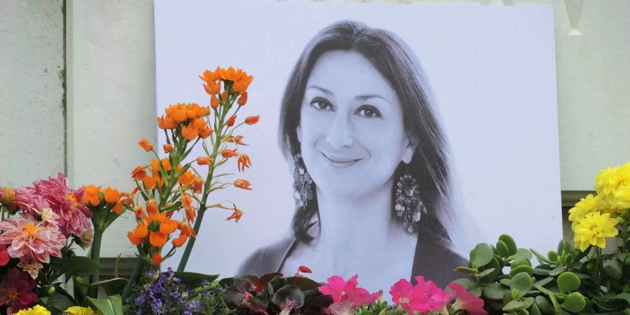 Am Fuss eines Denkmals vor dem Justizpalast erinnert ein Foto an die ermordete maltesische Journalistin Daphne Caruana Galizia.