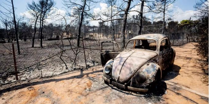 Ein ausgebrannter VW-Käfer nach den Waldbränden in Griechenland. waldbrand