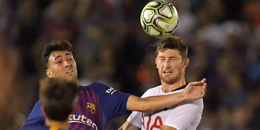 Barcelonas Munir El Haddadi (l) gegen Tottenhams Ben Davies.