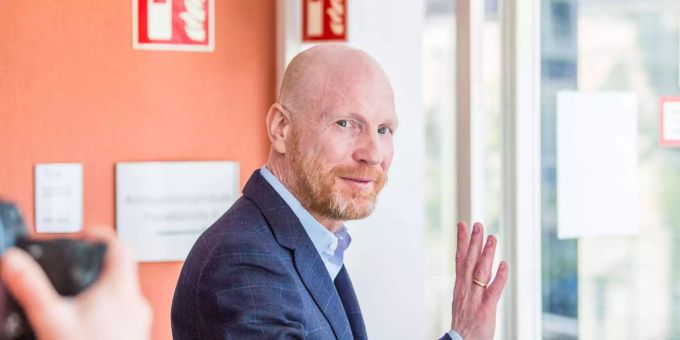 Matthias Sammer winkt in die Kamera. Matthias Sammer winkt in die Kamera.