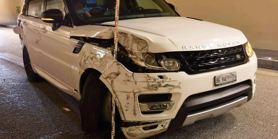 Ein weisser Range Rover steht demoliert im Kirchenwaldtunnel bei Hergiswil NW.