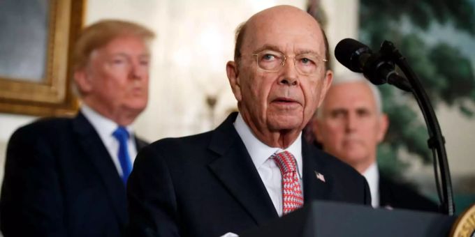 Schon im März kündete US-Handelsminister Wilbur Ross Strafzölle für chinesische Produkte an. Hinter ihm stehen US-Präsident Donald Trump und Vizepräsident Mike Pence. Schon im März kündete US-Handelsminister Wilbur Ross Strafzölle für chinesische Produkte an. Hinter ihm stehen US-Präsident Donald Trump und Vizepräsident Mike Pence.