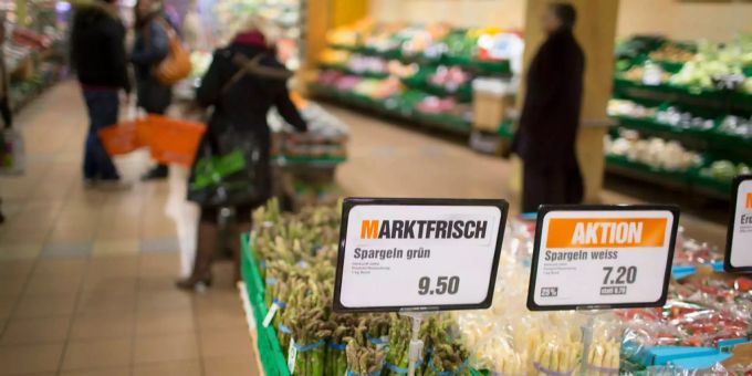 Weisse Spargeln - Gemüsebauern fahren Rekordernte