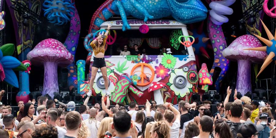 Teilnehmer der 27. Street Parade tanzen. Tanzbegeisterte werden bis Mitternacht unter dem Motto «Kultur der Toleranz» durch die Züricher Innenstadt tanzen.