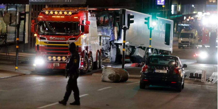 Der LKW des Anschlags in Stockholm wird abgeschleppt.