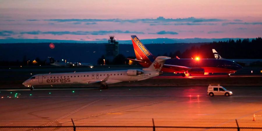 Passagiermaschinen auf dem Flughafen Seattle-Tacoma International.