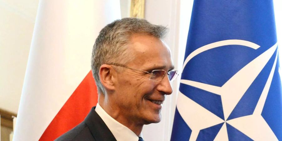 Jens Stoltenberg vor einer Nato-Fahne.