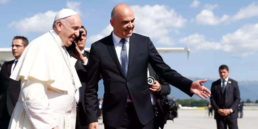 Um 10.10 Uhr landete der Pontifex wie geplant in Genf.