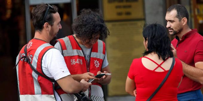 Türkische Polizeibeamte überprüfen die Dokumente von Fussgängern vor einem Markt. Zuckerfest, Ausgangssperre, Türkei