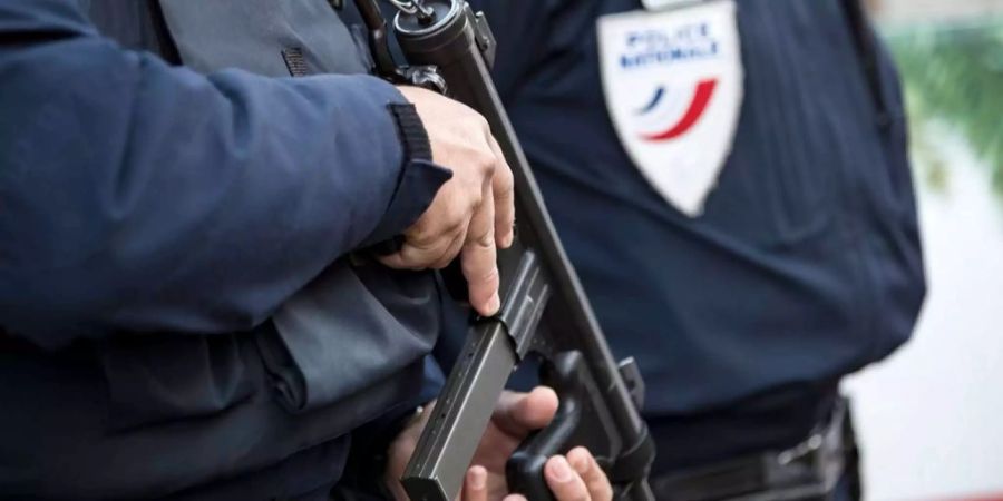 110'000 Polizisten sollen Frankreich vor möglichen Ausschreitungen oder Terroranschlägen schützen.