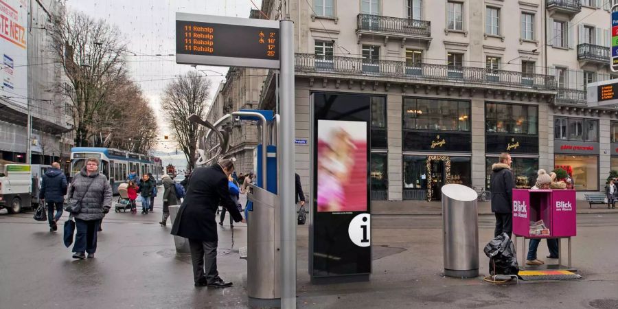 Die Stadtpläne werden auf der Rückseite mit digitalen Werbeanlagen ausgerüstet.