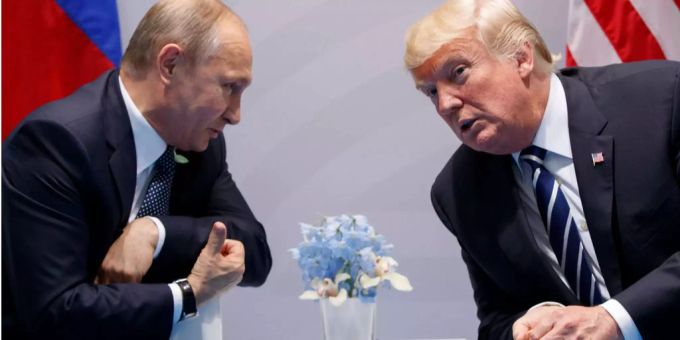 Vladimir Putin und Donald Trump unterhalten sich bei einer Konferenz. trump putin