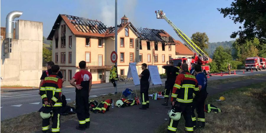 Die Feuerwehr löscht in Herznach AG den Brand in einem Firmengebäude.