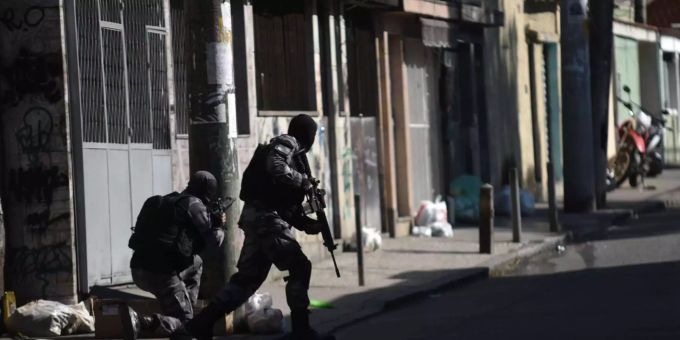 Zwei brasilianische Soldaten führen einen Einsatz auf der Strasse durch. Zwei brasilianische Soldaten führen einen Einsatz auf der Strasse durch.