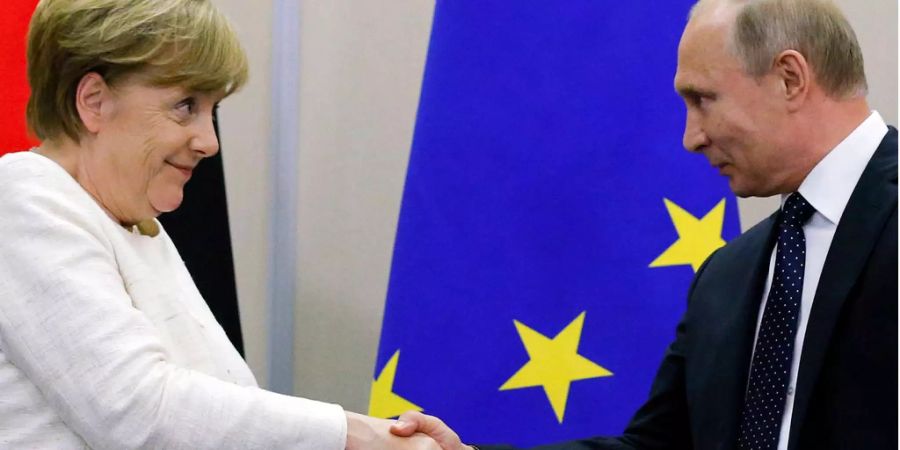 Der russische Präsident Wladimir Putin und die deutsche Bundeskanzlerin Angela Merkel schütteln sich die Hand bei einer Pressekonferenz Mitte Mai in Sotschi (RUS).