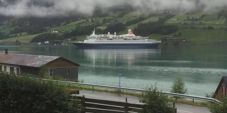 Ein Kreuzfahrtsschiff in Norwegen auf dem Wasser.