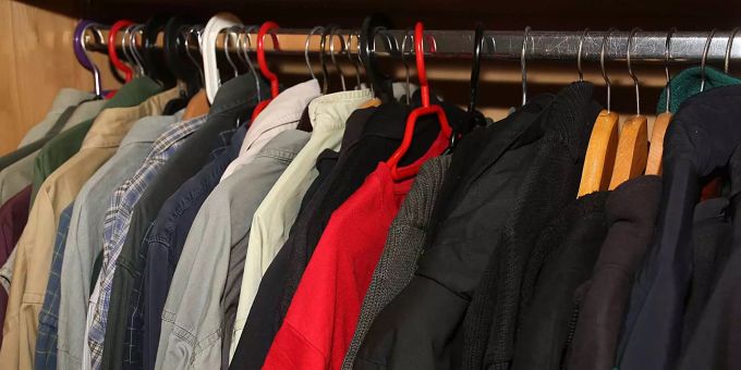 Kleidungsstücke hängen in einem Kleiderschrank. Kleidungsstücke hängen in einem Kleiderschrank.